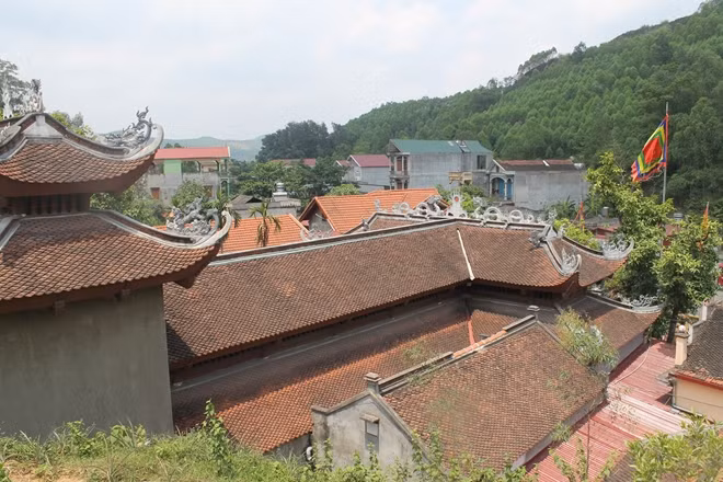 Khung cảnh đền Nguyệt Hồ nhìn từ phía sau.