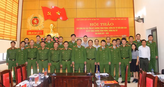 Các đại biểu tham dự hội thảo.