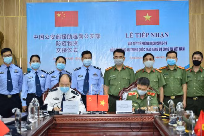 Trung tướng Trương Văn Thông, Cục trưởng Cục Đối ngoại- Bộ Công an và Trưởng Đại diện Bộ Công an Trung Quốc tại Việt Nam ký Thỏa thuận về việc Bộ Công an Trung Quốc viện trợ không hoàn lại vật tư y tế phòng dịch cho Bộ Công an Việt Nam. Trung tướng Trương Văn Thông, Cục trưởng Cục Đối ngoại- Bộ Công an và Trưởng Đại diện Bộ Công an Trung Quốc tại Việt Nam ký Thỏa thuận về việc Bộ Công an Trung Quốc viện trợ không hoàn lại vật tư y tế phòng dịch cho Bộ Công an Việt Nam.