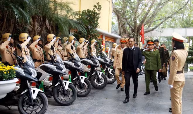 Phó Bí thư Thành ủy Đào Đức Toàn thăm, kiểm tra công tác ứng trực Tết Canh Tý tại Phòng CSGT Hà Nội.