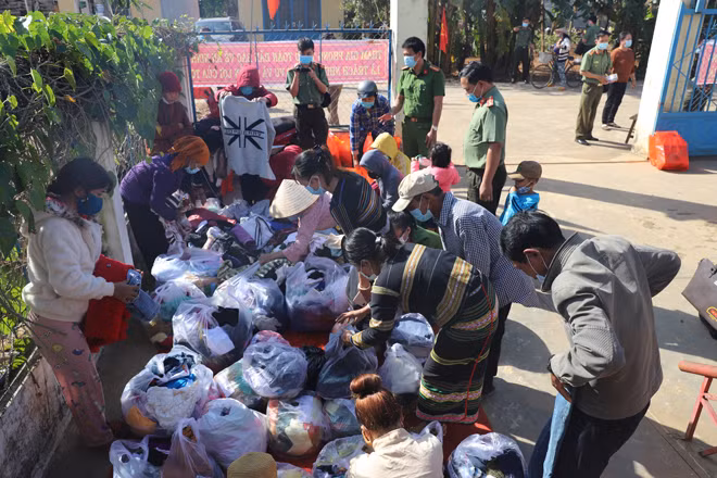 Đoàn Thanh niên, Hội phụ nữ Công an tỉnh trao tặng quần áo cũ cho bà con nhân dân Buôn Trum.