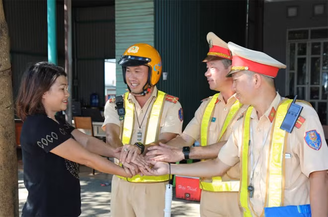 Chị Nguyễn Thị Lan đến thăm, cảm ơn các cán bộ CSGT đã kịp thời cứu giúp chị trong cơn nguy hiểm.