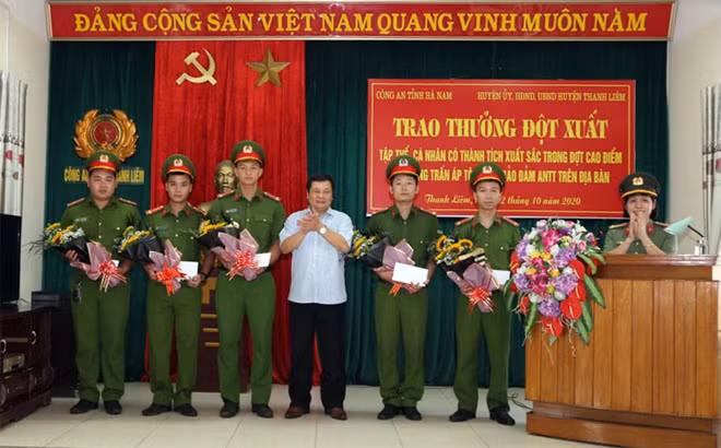 Đồng chí Lê Hoàng Thuyên - Tỉnh ủy viên, Bí thư Huyện uỷ trao thưởng cho các cá nhân có thành tích xuất sắc trong công tác đấu tranh, phòng chống tội phạm.