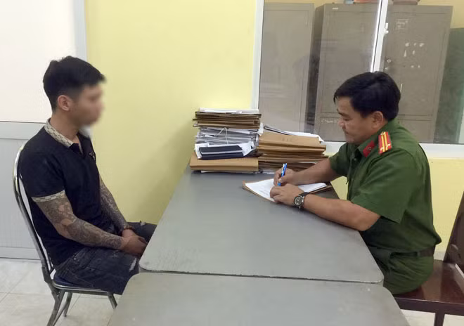 Lấy lời khai đối tượng Phạm Hoàng Chương. Lấy lời khai đối tượng Phạm Hoàng Chương.