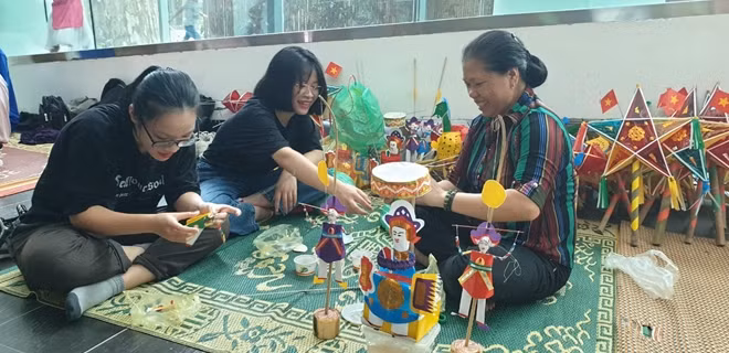 Nghệ nhân Nguyễn Thị Tuyến hướng dẫn các bạn trẻ làm các loại đèn Trung thu truyền thống.