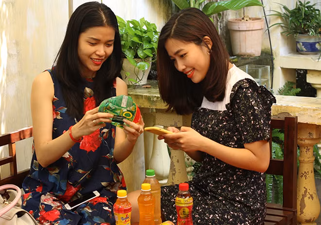 Các bạn trẻ nhắn tin về tổng đài 6020 để tham gia chương trình.