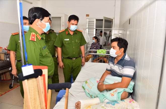 Thiếu tướng Phạm Hồng Sơn và Thượng tá Nguyễn Trung Kiên đến thăm hỏi và động viên đồng chí Kiện.