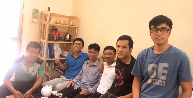 Nhóm nghiên cứu gồm nhiều cựu sinh viên, sinh viên ngành Điều khiển tự động, Tự động hoá, CNTT của BKHN và sinh viên điện tử, cơ khí của ĐH Công nghiệp Hà Nội.