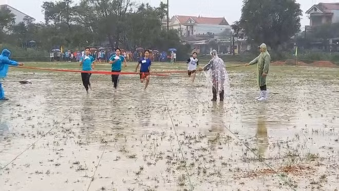 Học sinh THCS huyện Phú Lộc, tỉnh Thừa Thiên - Huế thi điền kinh trong điều kiện thời tiết không phù hợp - Nguồn Báo Thanh niên.