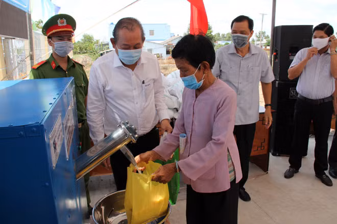 Phó Thủ tướng Thường trực Trương Hòa Bình dặn dò người đến nhận gạo từ máy ATM.