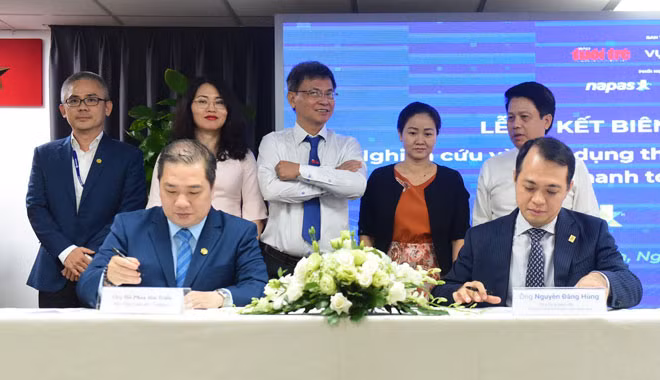 Vietbank và NAPAS ký thỏa thuân hợp tác thanh toán giao thông không tiếp xúc.