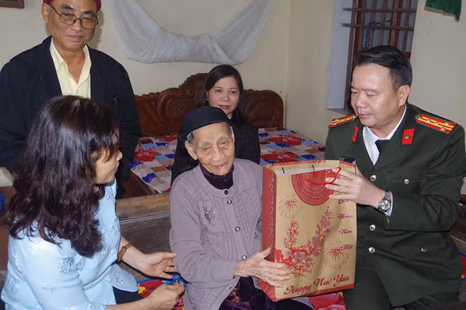 Đại tá Nguyễn Văn Trung, Giám đốc Công an tỉnh Hà Nam tặng quà gia đình chính sách trên địa bàn xã An Mỹ, huyện Bình Lục. Đại tá Nguyễn Văn Trung, Giám đốc Công an tỉnh Hà Nam tặng quà gia đình chính sách trên địa bàn xã An Mỹ, huyện Bình Lục.