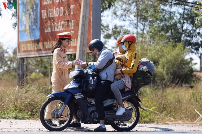 Người tham gia giao thông được phát nước uống miễn phí khi đi qua Đắk Lắk.