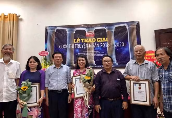 Đại diện BTC trao giải cho các tác giả (Nguồn ảnh nhà thơ Hữu Việt).