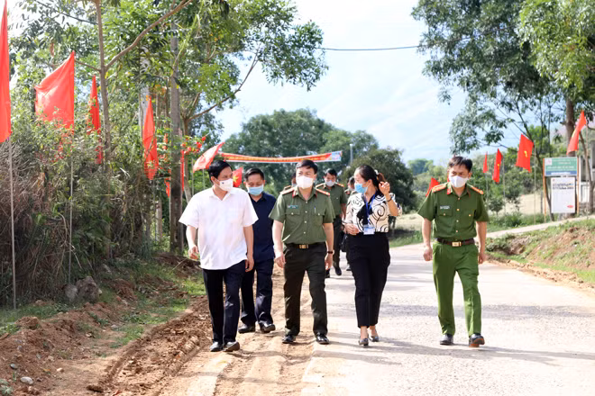 Đoàn công tác kiểm tra tại xã Nà Nghịu, huyện Sông Mã.
