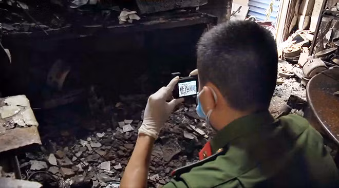 Cán bộ Phòng KTHS khám nghiệm vụ cháy xảy ra ở địa chỉ 47/58/2 Lạc Long Quân, phường 1, quận 11 làm 8 người chết.