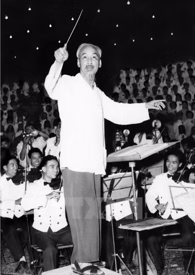 Bác bắt nhịp bài ca “Kết đoàn” tại vười hoa Bách Thảo (Hà Nội) tối 3/9/1960.