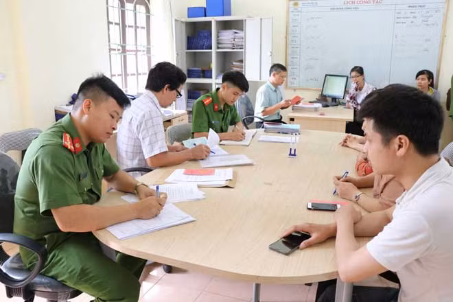 Cán bộ Công an Bắc Ninh giải quyết thủ tục hành chính cho công dân.