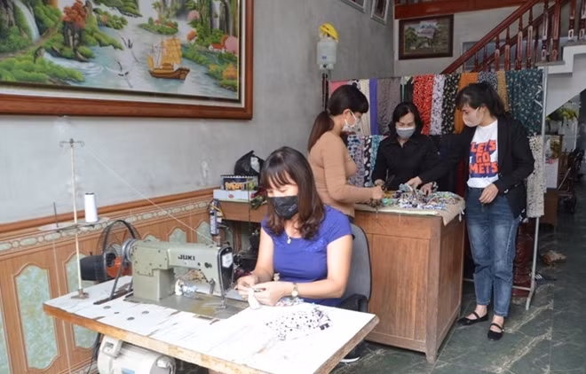 Hội viên Hội Phụ nữ TP Móng Cái may khẩu trang phát miễn phí.