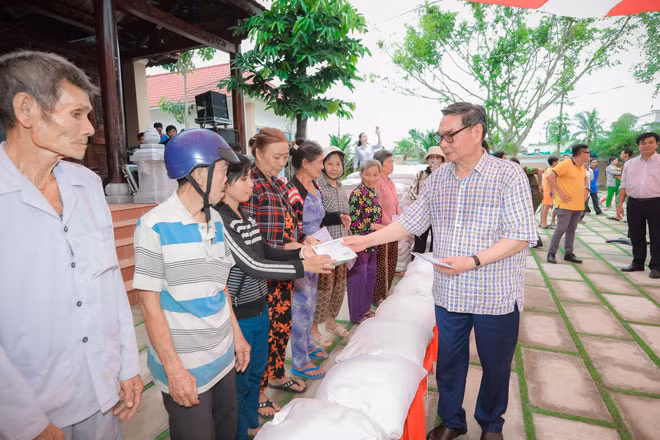 Đại tướng Lê Hồng Anh trao quà cho người nghèo.