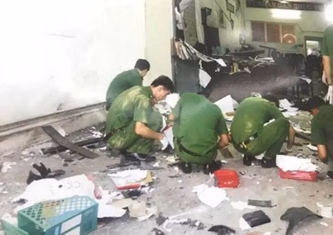 Lực lượng Cảnh sát hình sự và đơn vị chức năng khám nghiệm hiện trường.