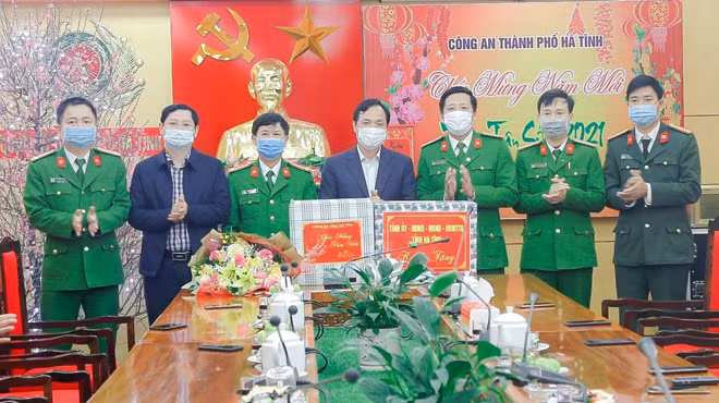 Đồng chí Hoàng Trung Dũng tặng quà tết cho cán bộ, chiến sỹ Công an TP Hà Tĩnh. Đồng chí Hoàng Trung Dũng tặng quà tết cho cán bộ, chiến sỹ Công an TP Hà Tĩnh.