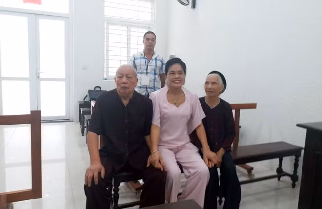 Hai cụ Hợp-An và người thân tại phiên xử.