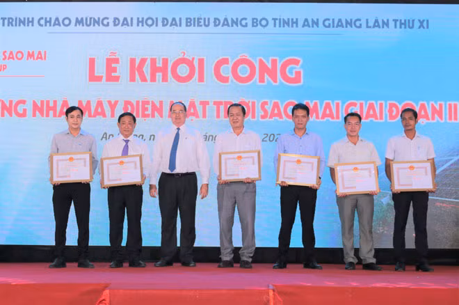 Dịp này UBND tỉnh An Giang đã khen tặng đột xuất cho 15 tập thể và 37 cá nhân đã tham gia vào công tác vận động quần chúng.