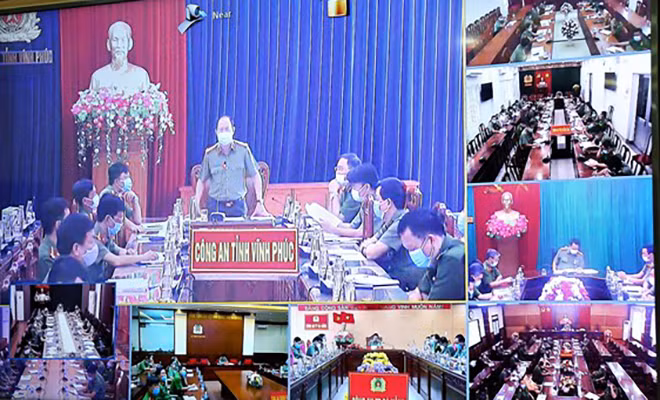 Đại diện lãnh đạo Công an tỉnh Vĩnh Phúc báo cáo công tác phòng chống dịch của địa phương.