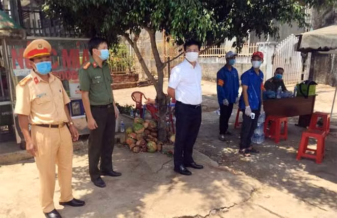 Đại tá Hồ Văn Mười (người đứng ở giữa mặc áo trắng)– Giám đốc Công an tỉnh Đắk Nông kiểm tra và và động viên các lực lượng làm việc tại điểm chốt huyện Cư Jút trưa ngày 2/4/2020.