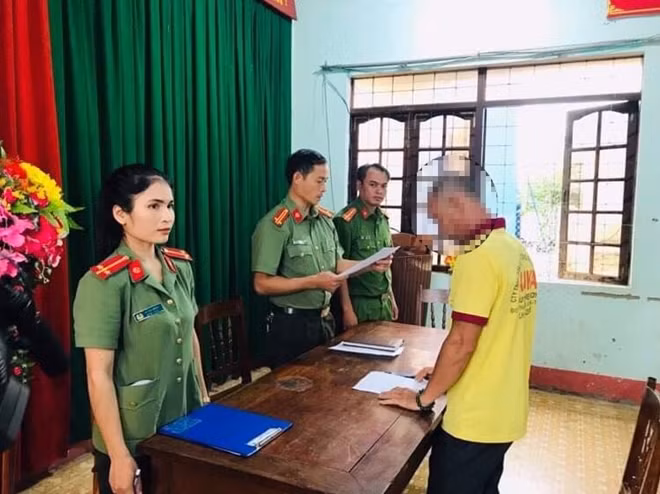 – Công an huyện Krông Nô tống đạt quyết định xử phạt vi phạm hành chính đối với ông N.