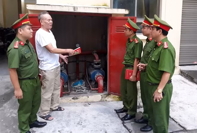 Cảnh sát PCCC và cứu hộ, cứu nạn Hải Phòng tuyên truyền, hướng dẫn người dân sống tại khu nhà cao tầng thực hiện PCCC.