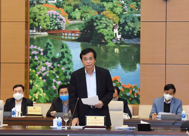 Tổng Thư ký Quốc hội, Chủ nhiệm Văn phòng Quốc hội, Chánh Văn phòng Hội đồng Bầu cử quốc gia Nguyễn Hạnh Phúc báo cáo tại Phiên họp. Ảnh: VGP/Nguyễn Hoàng