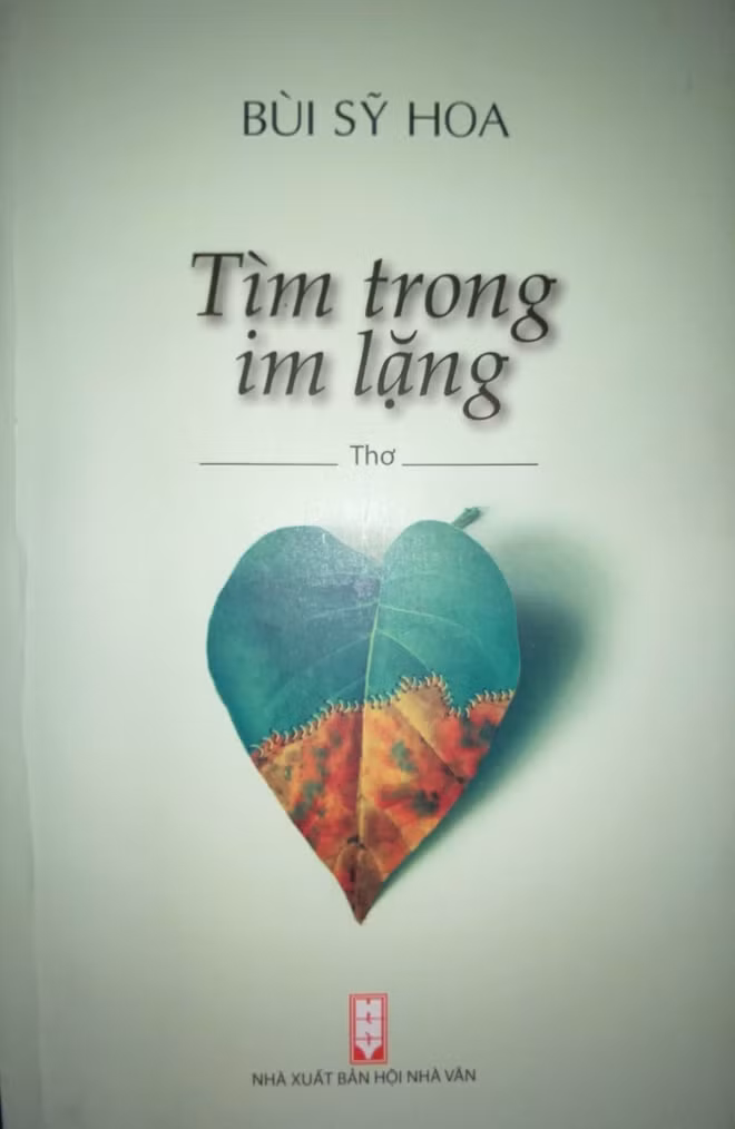 Bìa tập thơ “Tìm trong im lặng” của Bùi Sỹ Hoa.