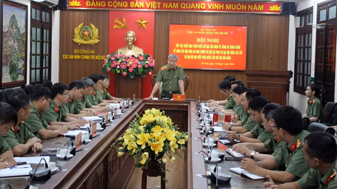 Thiếu tướng Đặng Ngọc Tuyến, Cục trưởng Cục An ninh chính trị nội bộ cùng lãnh đạo, cán bộ chiến sĩ đơn vị.
