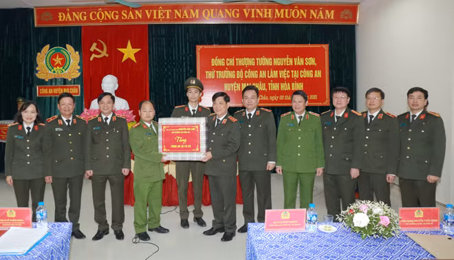 Công an xã Pà Cò nhận quà đồng chí Thứ trưởng Nguyễn Văn Sơn tặng.