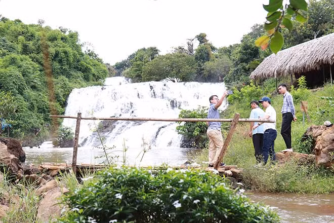 Vẻ đẹp tự nhiên của cụm thác 5 tầng có nguy cơ bị xoá sổ.