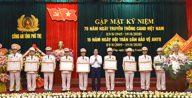 Đồng chí Bùi Minh Châu, ủy viên TW Đảng, Bí thư tỉnh ủy, chủ tịch Hội đồng nhân dân tỉnh, trưởng đoàn đại biểu Quốc Hội tỉnh Phú Thọ trao tặng Huân chương chiến công Hạng Nhất, Nhì, Ba cho các cá nhân.
