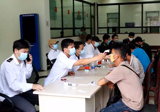 Lực lượng chức năng làm nhiệm vụ phòng, chống dịch tại Cửa khẩu quốc tế Cha Lo.