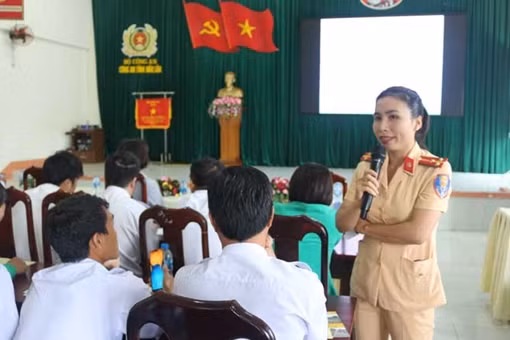 Cảnh sát giao thông Thủ đô phòng, chống tai nạn, ùn tắc giữa “chảo lửa” ảnh 4