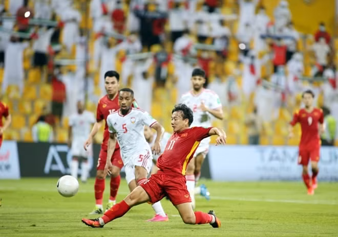Cầu thủ Minh Vương ghi bàn vào lưới UAE tại vòng loại 2 World Cup 2022. (Ảnh: 24h.com.vn)