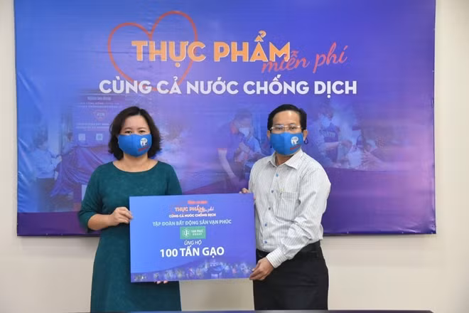 Van Phuc Group cũng gửi tặng 2.000 bộ trang phục y tế cho đội ngũ y – bác sĩ - Ảnh: Tấn Thạnh