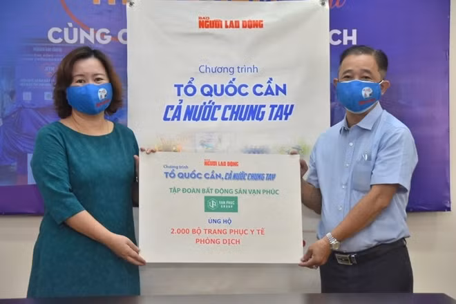 Bà Nguyễn Hương TGĐ Đại Phúc Land đại diện Van Phuc Group trao tặng 100 tấn gạo tại chương trình. Ảnh: Tấn Thạnh