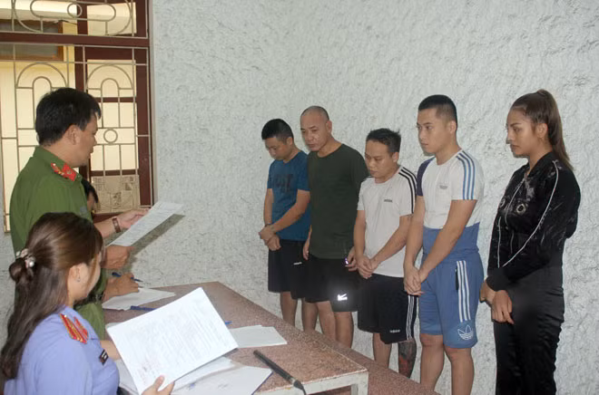 Cơ quan Công an TP Hòa Bình đọc quyết định khởi tố đối với 5 bị can.