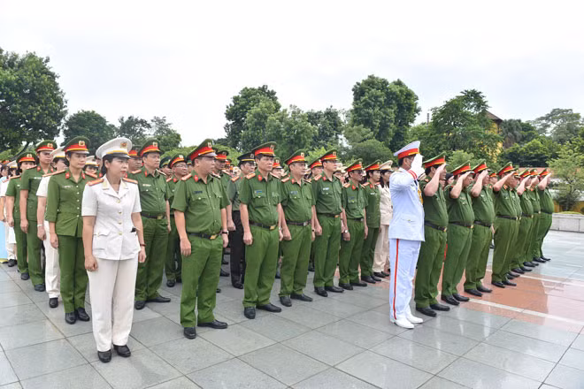 Đoàn đại biểu điển hình tiên tiến trong phòng, chống ma túy đặt vòng hoa và tưởng niệm các Anh hùng liệt sỹ.