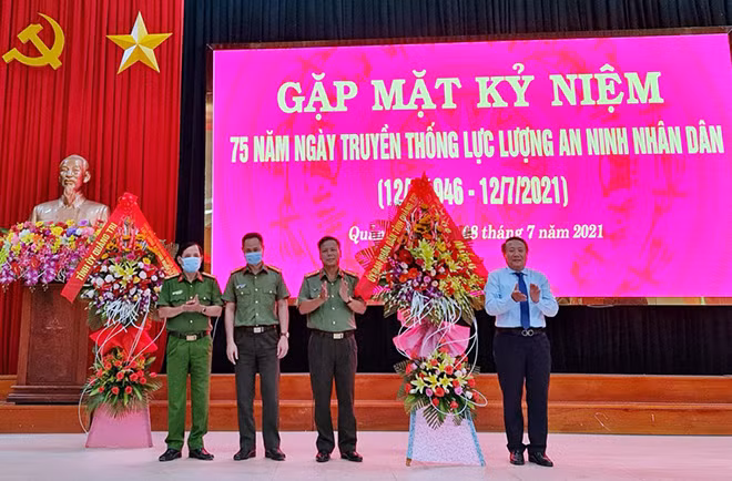Lãnh đạo tỉnh Quảng Trị tặng hoa chúc mừng lực lượng ANND Công an tỉnh. Lãnh đạo tỉnh Quảng Trị tặng hoa chúc mừng lực lượng ANND Công an tỉnh.