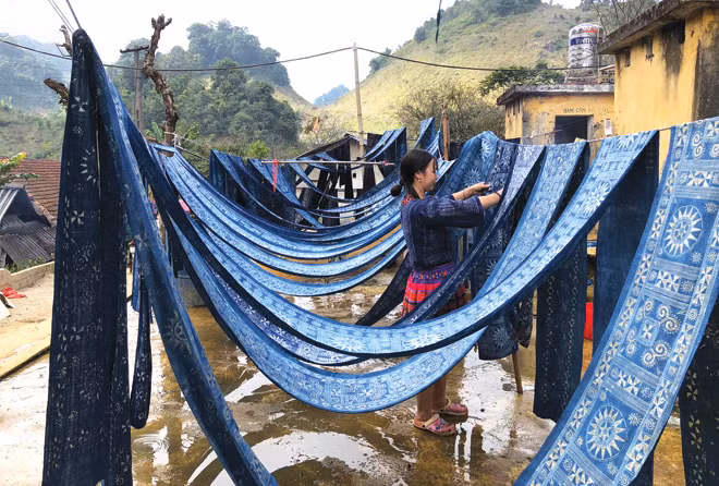 Sản phẩm làm bằng tay của làng nghề dệt thổ cẩm truyền thống của người dân xã Pà Co.