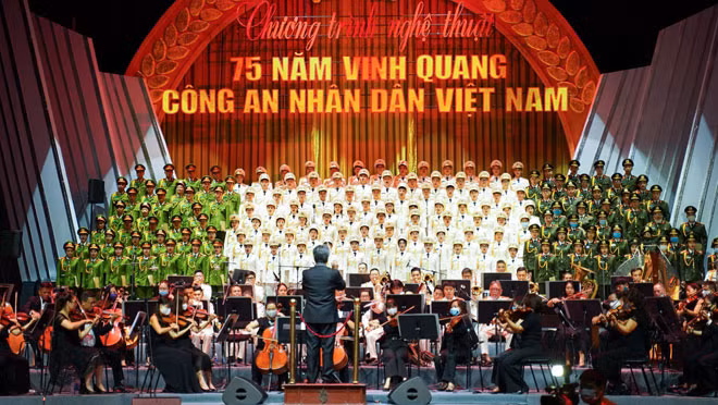 Dàn hợp xướng Nhà hát Giao hưởng Việt Nam cùng các đơn vị nghệ thuật, Nhà hát nhạc vũ kịch VIệt Nam, Học viện âm nhạc Quốc gia VIệt Nam trong phần chào mừng chương trình âm nhạc đặc biệt “75 năm vinh quang CAND VIệt Nam”. Ảnh: Trọng Nghĩa.