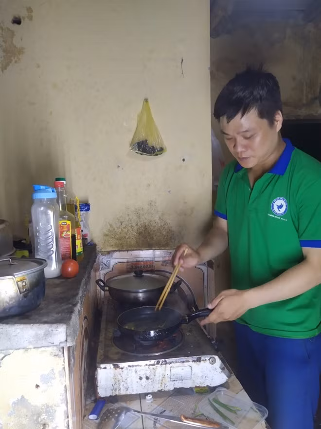 Trong căn phòng trọ, Việt nấu vội bát mì lót dạ trước khi đi tuần đêm.