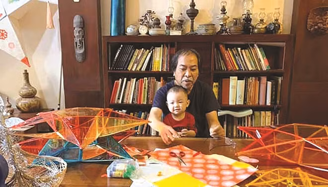 Nhà thơ Nguyễn Quang Thiều và cháu nội.